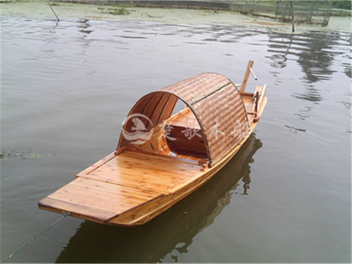 特色乌篷船